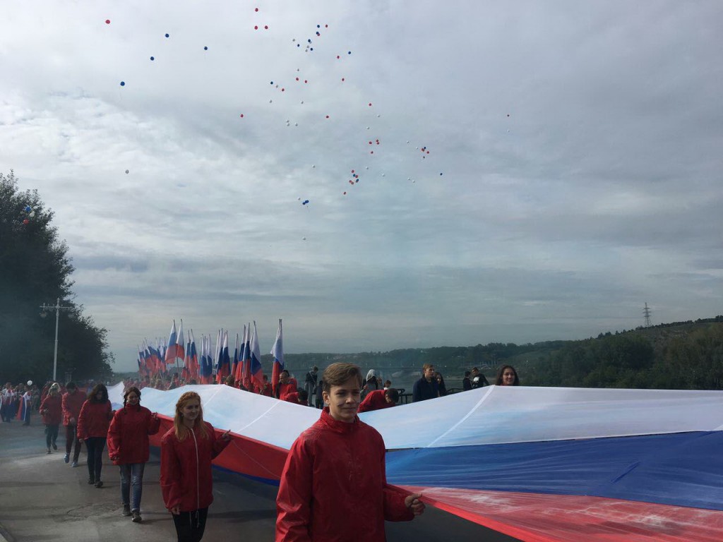 Около 300 молодых кузбассовцев развернули 55-метровый флаг России на флешмобе в Кемерове