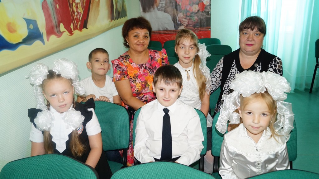 Концерты, уроки безопасности, экскурсии и конкурсы рисунков прошли в школах Кузбасса в День знаний