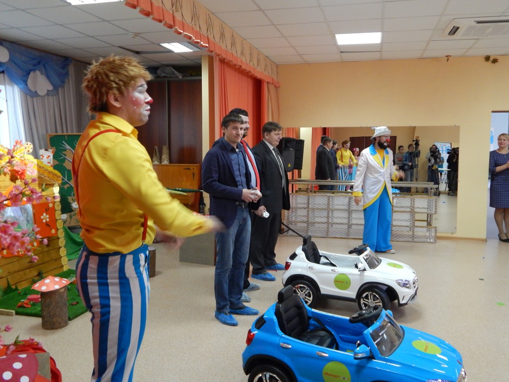 ООО «ВОИ-Сервис» подарило два электромобиля детям подшефной школы