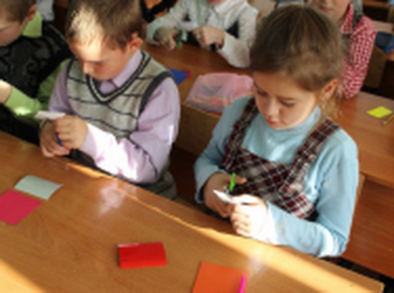 Школьники Кемеровского района «засветились» с помощью «осеннего листопада»