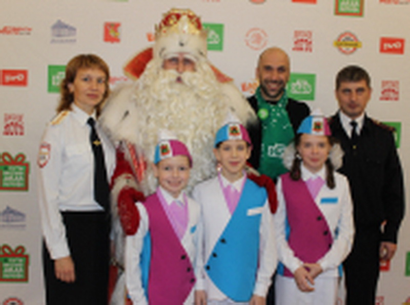 В Кузбассе главному российскому Деду Морозу подарили световозвращающий посох