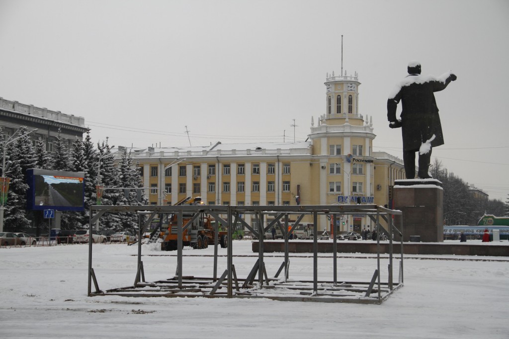 Монтаж главной новогодней ели Кузбасса стартовал на площади Советов в Кемерове