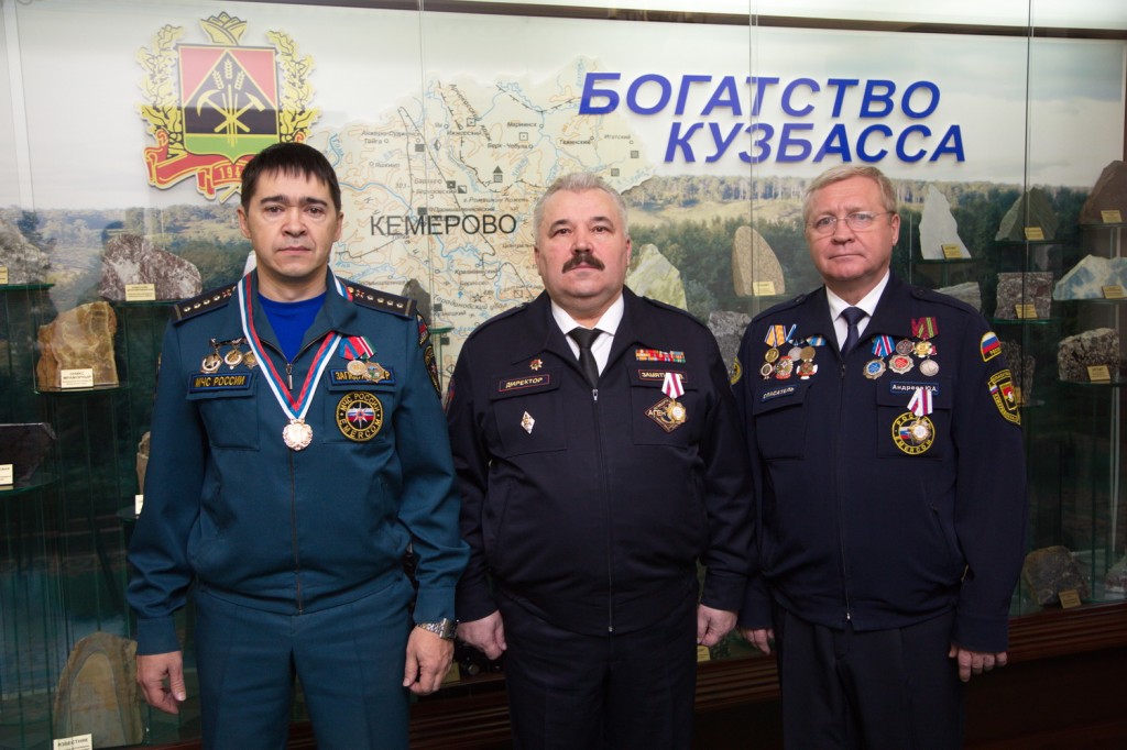 Аман Тулеев вручил высокие областные награды кузбасским спасателям к профессиональному празднику