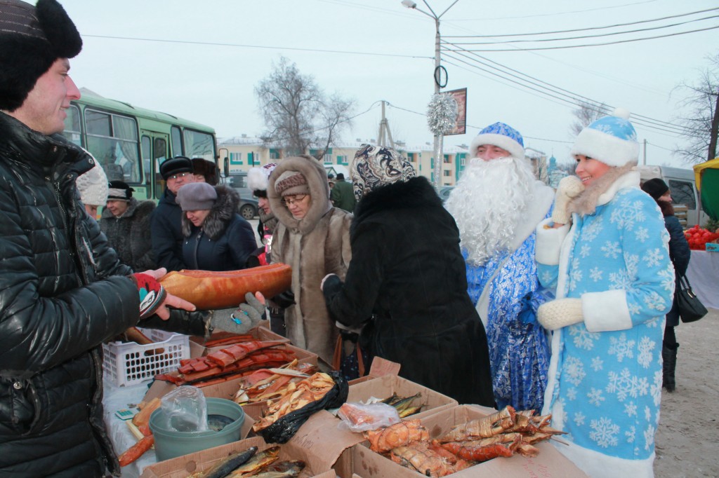 Жители Промышленновского района купили свежие продукты и подарки на предпраздничной ярмарке