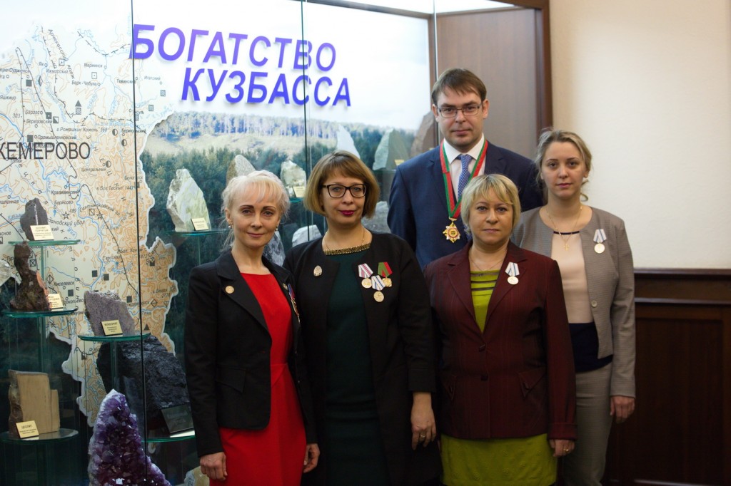 Кемеровские врачи, которые провели уникальную операцию ребенку по восстановлению языка и гортани, отмечены областными наградами