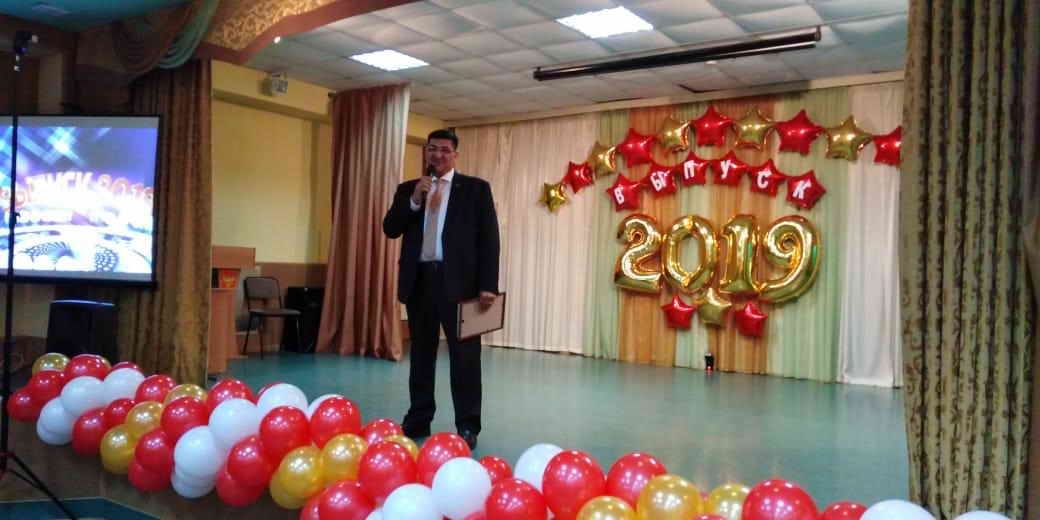 Народный депутат Довран Аннаев поздравил выпускников с успешным окончанием 11 классов