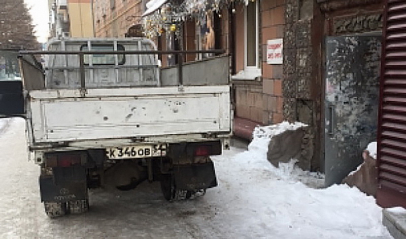 В Кемерове по материалам «Мобильного патруля» водитель грузовика привлечен к ответственности за парковку на тротуаре