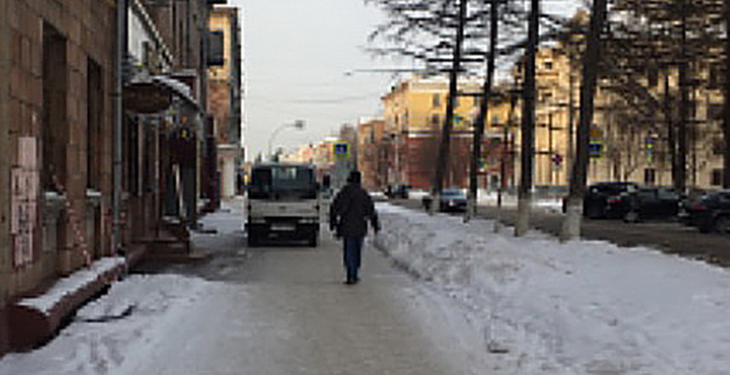 В Кемерове по материалам «Мобильного патруля» водитель грузовика привлечен к ответственности за парковку на тротуаре