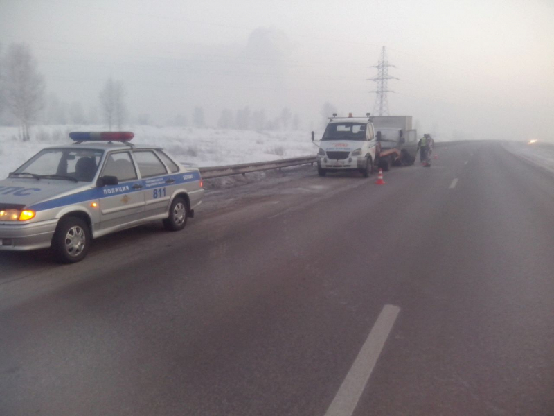 В Кемеровской области сотрудники ГИБДД оказали помощь замерзающему на трассе водителю сломавшегося грузовика