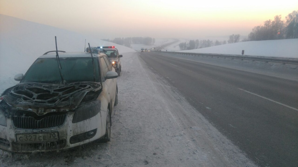 В Кемеровской области сотрудники ГИБДД оказали помощь водителю загоревшегося автомобиля