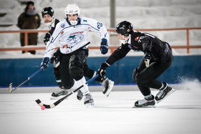 Кемеровский «Кузбасс» по хоккею с мячом на выезде победил команду «Строитель»