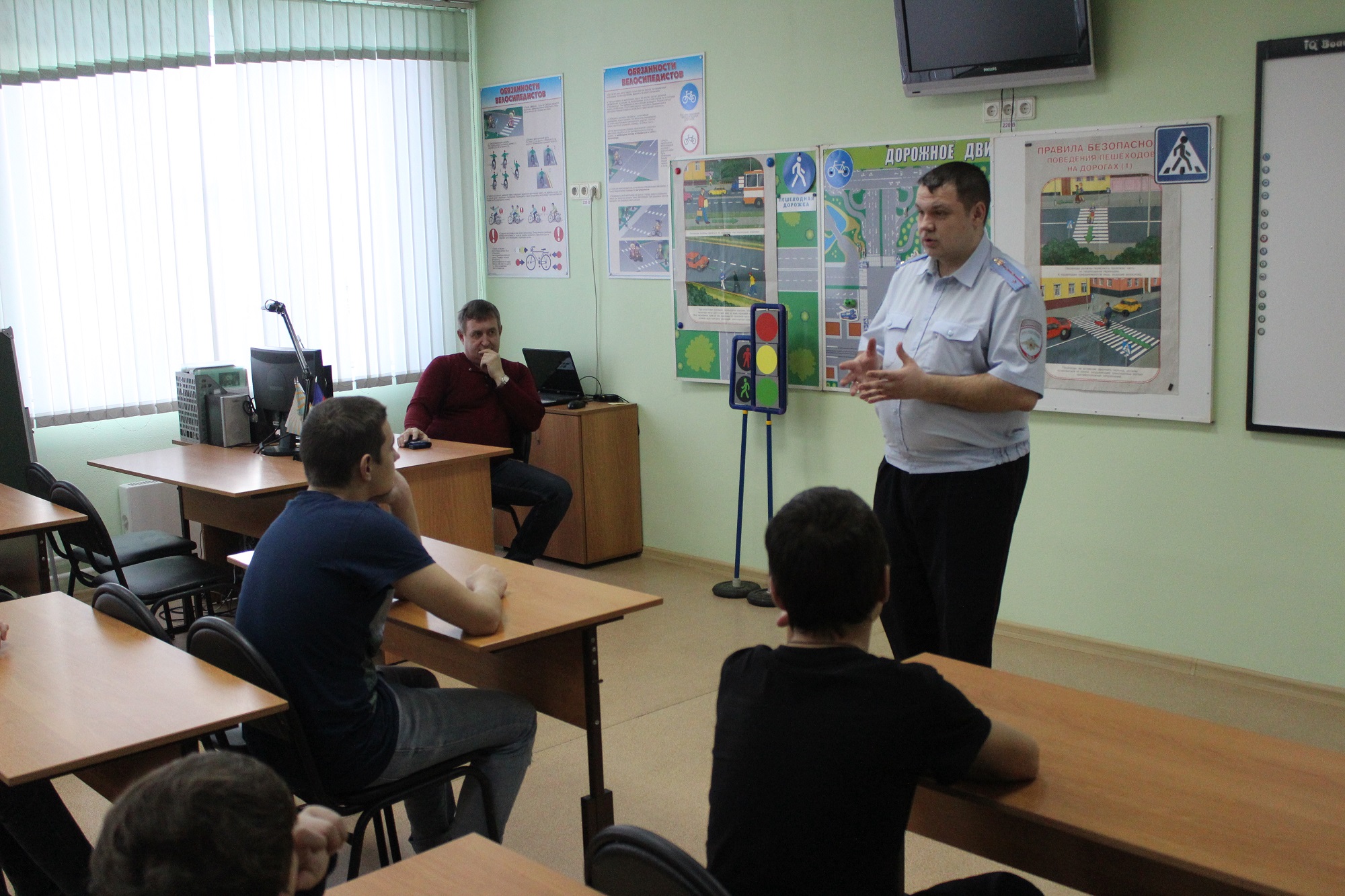 В Кемеровской области инспекторы ГИБДД провели занятие для подростков из реабилитационного центра