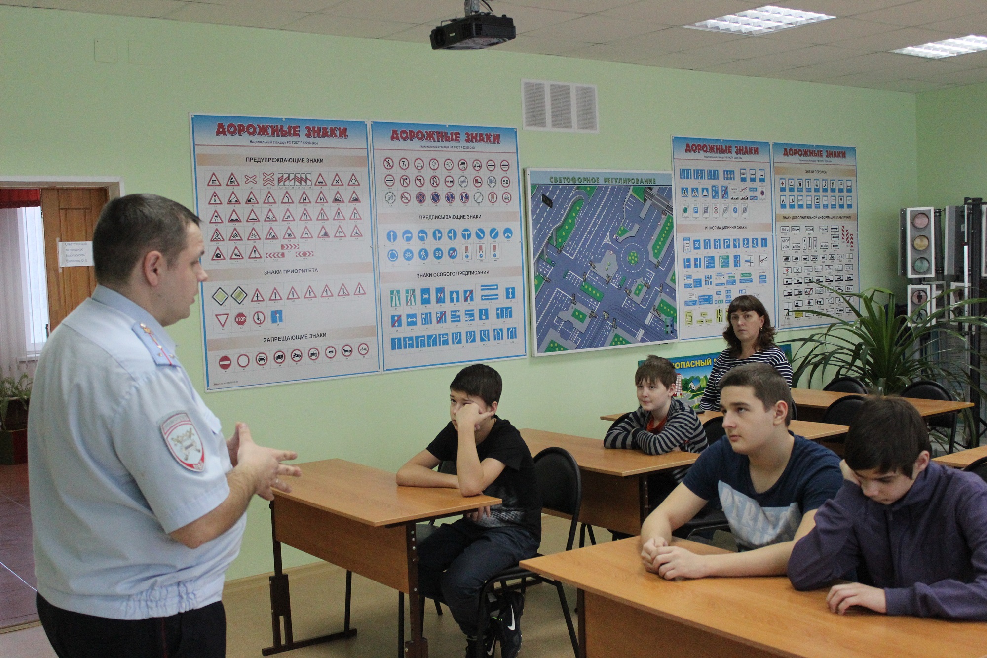 В Кемеровской области инспекторы ГИБДД провели занятие для подростков из реабилитационного центра