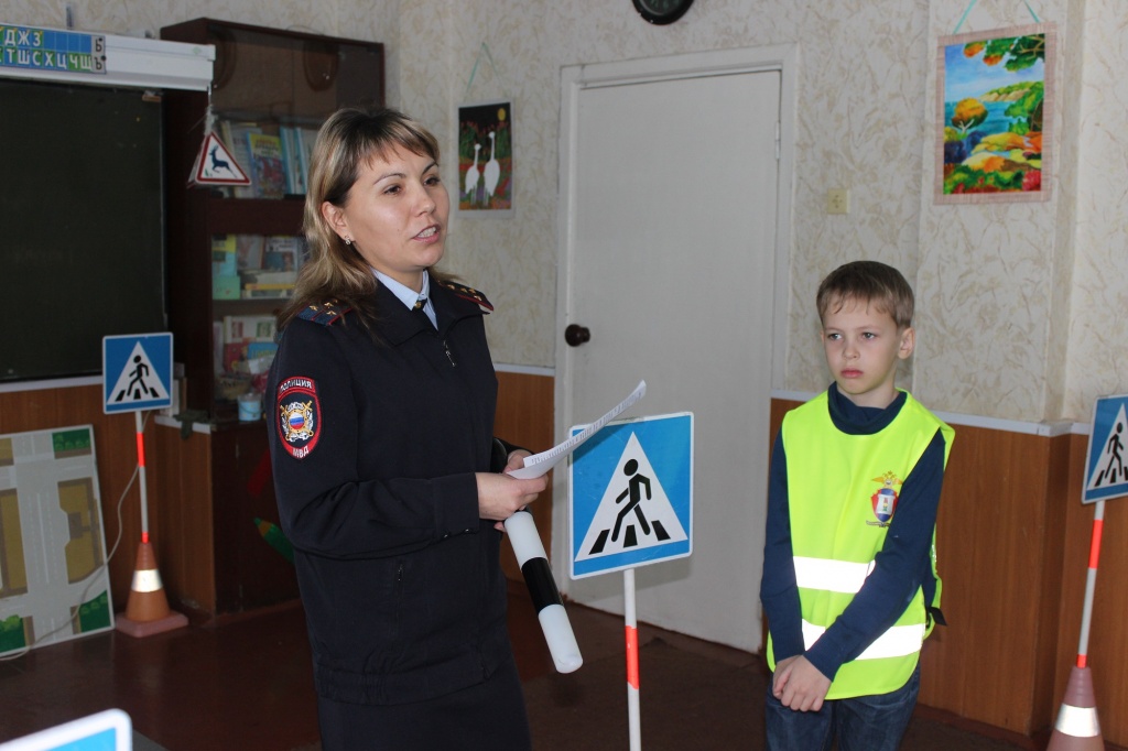 В Кузбассе школьники познакомились с работой госавтоинспекции и повторили дорожные правила