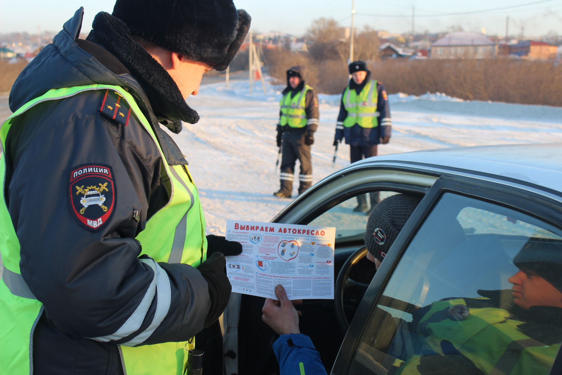 В Кузбассе водителям напомнили о соблюдении правил перевозки юных пассажиров