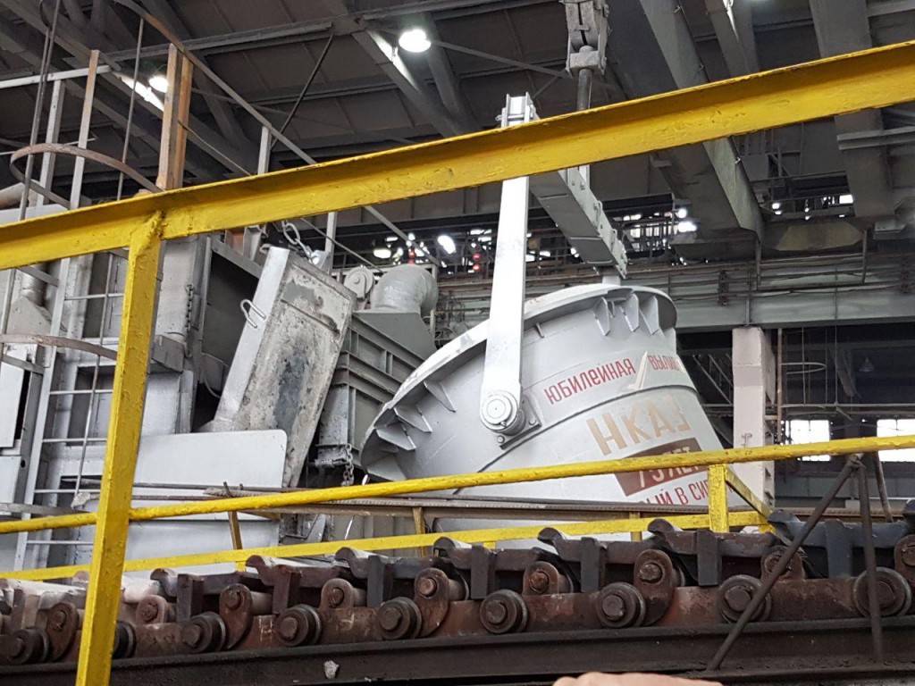 Металлурги Новокузнецкого алюминиевого завода выплавили юбилейный слиток в честь 75-летия предприятия