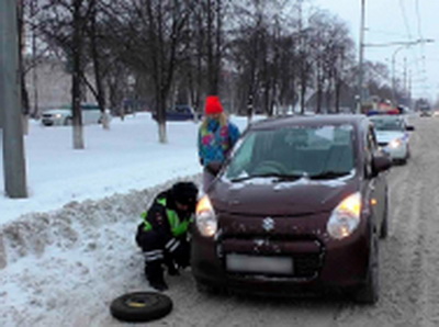 Сотрудники ГИБДД помогли новокузнечанке поменять колесо на автомобиле