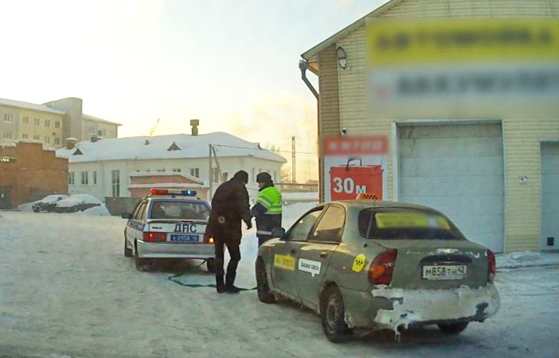 В Кемерово сотрудники госавтоинспекции оказали помощь водителю замерзшего автомобиля