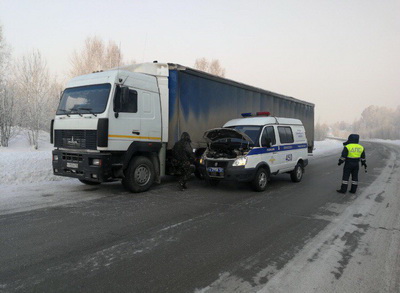 Кузбасские полицейские помогли дальнобойщику из Екатеринбурга