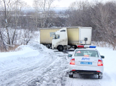 Кузбасские полицейские помогли водителю большегруза в сложной ситуации на дороге