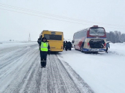 Кузбасские полицейские помогли водителю и пассажирам сломавшегося на трассе автобуса 