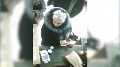 В Кемерово полицейские разыскивают подозреваемую, которая обманывает продавцов торговых точек