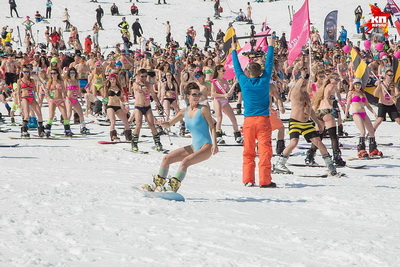 397 сноубордистов и лыжников в карнавальных костюмах спустились с горы Зеленая в Шерегеше