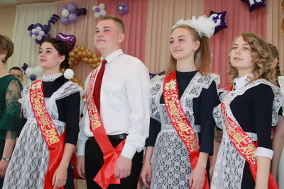 Кузбасские выпускники, их родители и учителя принимают поздравления с Последним звонком