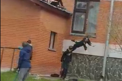 СК проведёт проверку по факту падения из окна 13-летней девочки в Юрге