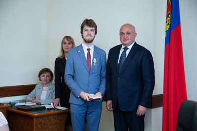 Сергей Цивилев вручил областные награды кузбасской команде, успешно выступившей на фестивале «Российская студенческая весна»