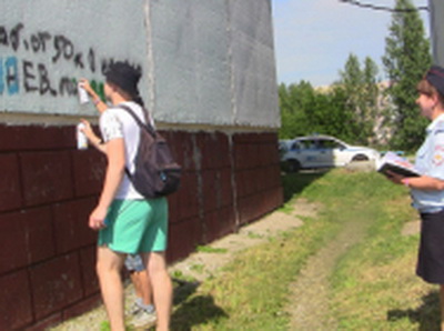 В Березовском полицейские и волонтеры провели рейд по уничтожению объявлений о продаже наркотиков