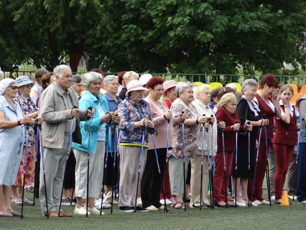 300 прокопчан старшего поколения получили «скандинавки» по областной акции