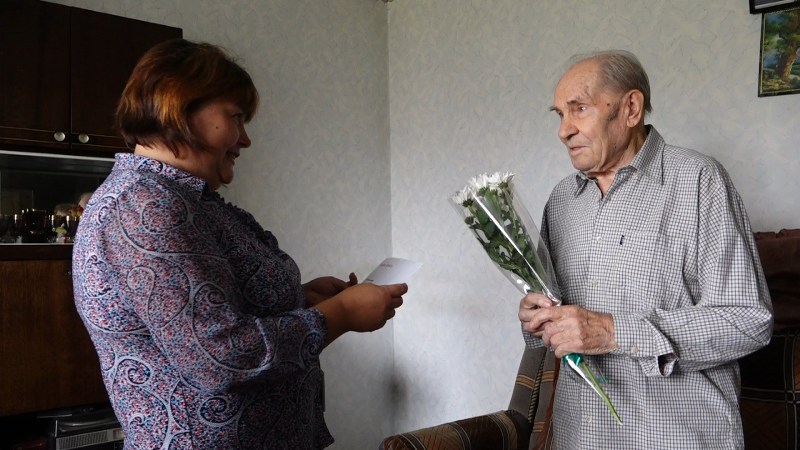 Труженику тыла и ветерану труда Степану Шелепову из Мысков исполнилось 90 лет