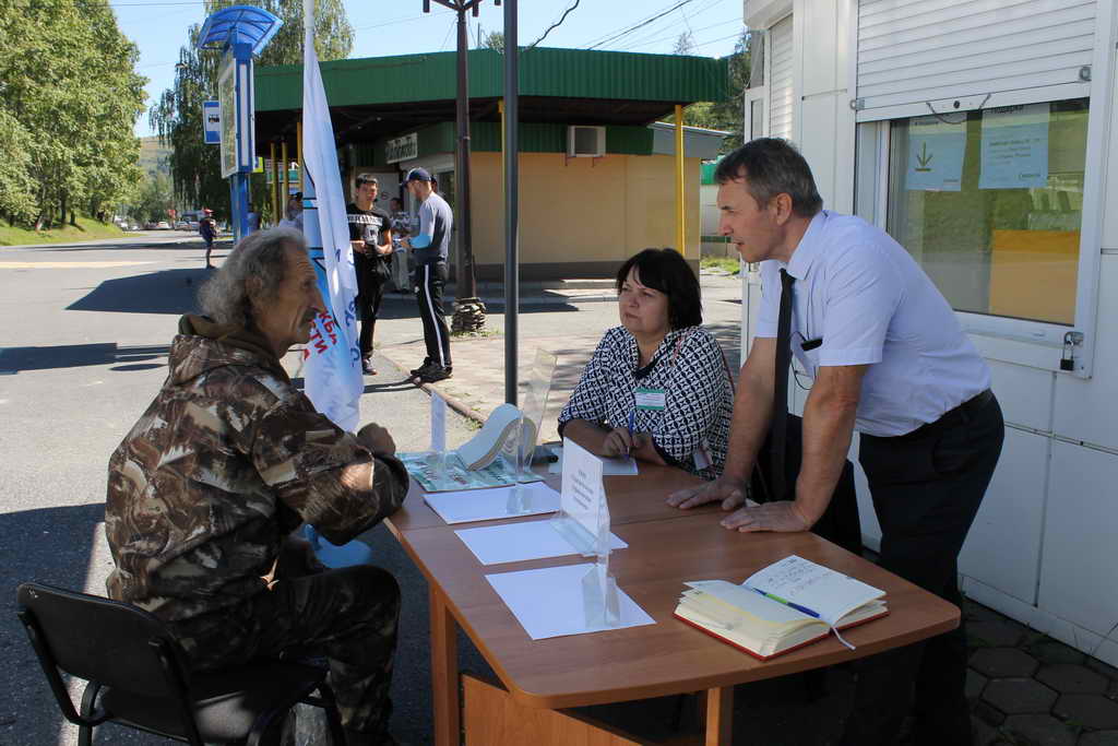 Более 230 жителей Таштагольского района получили госуслуги в ходе автопробега «Работа в Кузбассе»