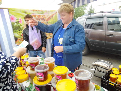 Жители Промышленновского района купили на ярмарке продукты к праздничному столу 