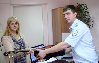 В Березовском полицейские отыскали и вернули горожанке похищенную гитару