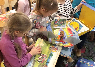 Комплекты специально иллюстрированных книг получат дети с нарушением зрения 