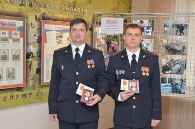Кузбасские полицейские награждены медалями за спасение тонувшего ребенка