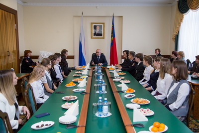 Губернатор вручил паспорта кузбасским школьникам