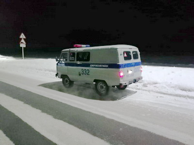 Испекторы ГИБДД оказали помощь водителю автомобиля ночью на междугородней трассе 