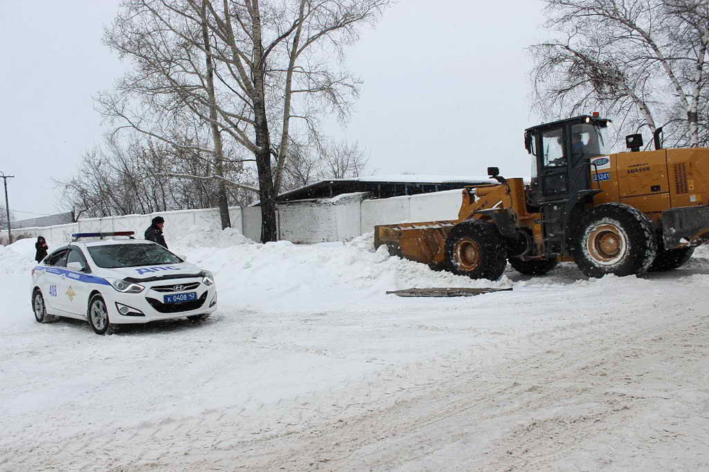В Новокузнецком районе ликвидировали два опасных снежных спуска