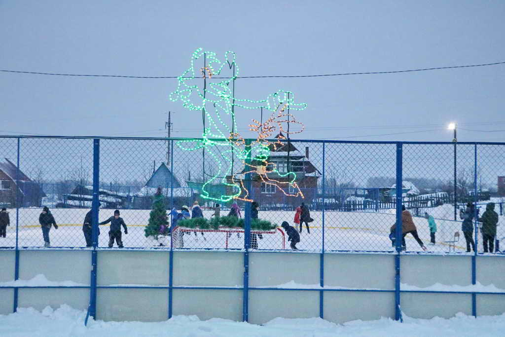 Новый ледовый каток появился на школьном стадионе в Беловском районе