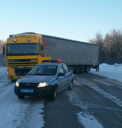 Сотрудники ГИБДД Кемеровского района помогли водителю фуры на дороге