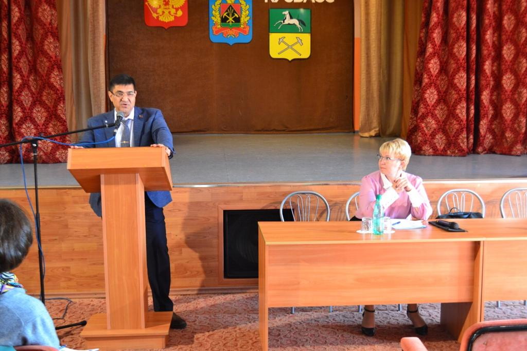 Довран Аннаев встретился с руководителями образовательных учреждений города Прокопьевска