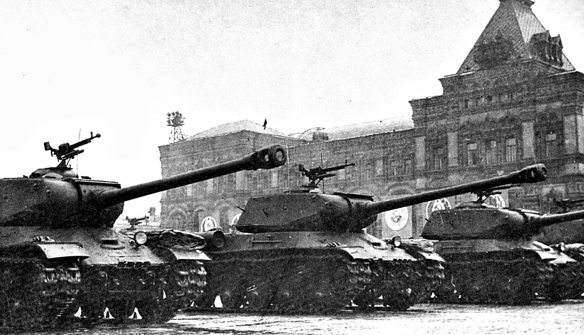 Какой была техника первого Парада Победы в Москве в 1945 году