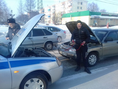 В Ленинск-Кузнецком сотрудники ГИБДД помогли водителю в сильный мороз