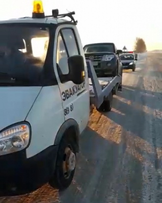 В Юрге сотрудники ГИБДД оказали помощь водителю на трассе в мороз