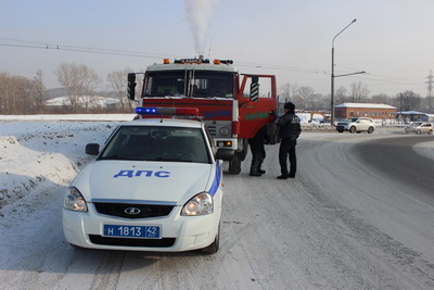 В Новокузнецке полицейские не дали замерзнуть водителю грузовика на трассе