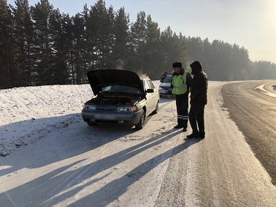 Полицейские Кузбасса помогли автомобилисту на трассе