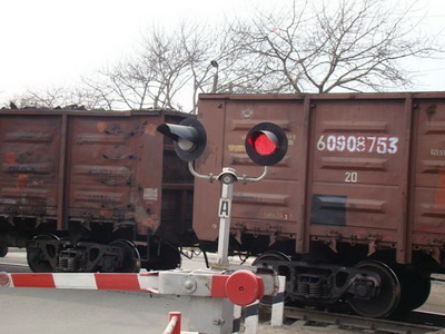 В Березовском полицейские устанавливают обстоятельства ДТП с участием легкового автомобиля и грузового поезда